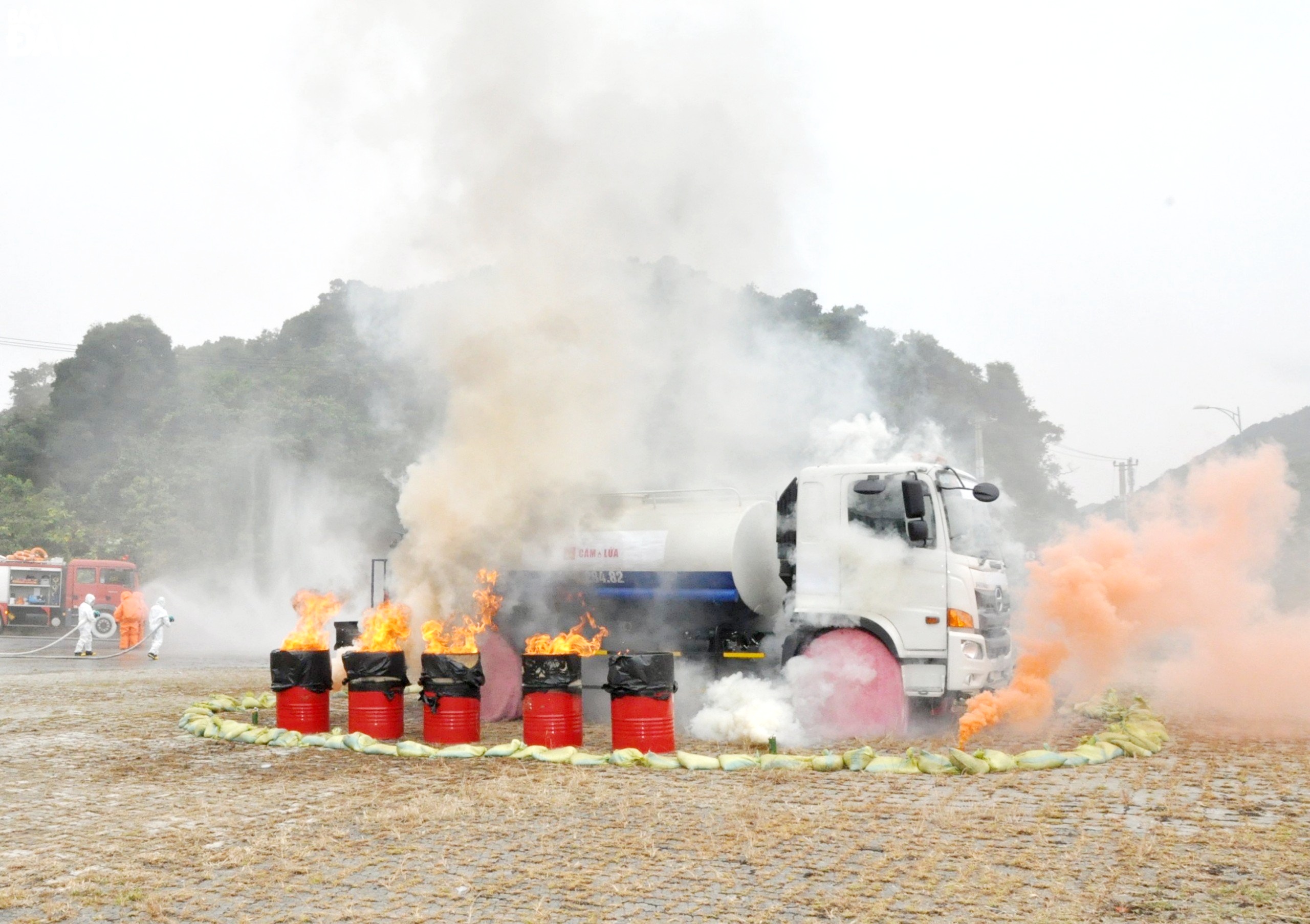 Nhiên liệu rò rỉ chảy tràn từ xe bồn chở xăng dầu gặp nguồn nhiệt gây ra cháy xe bồn. Ảnh: LÊ HÙNG