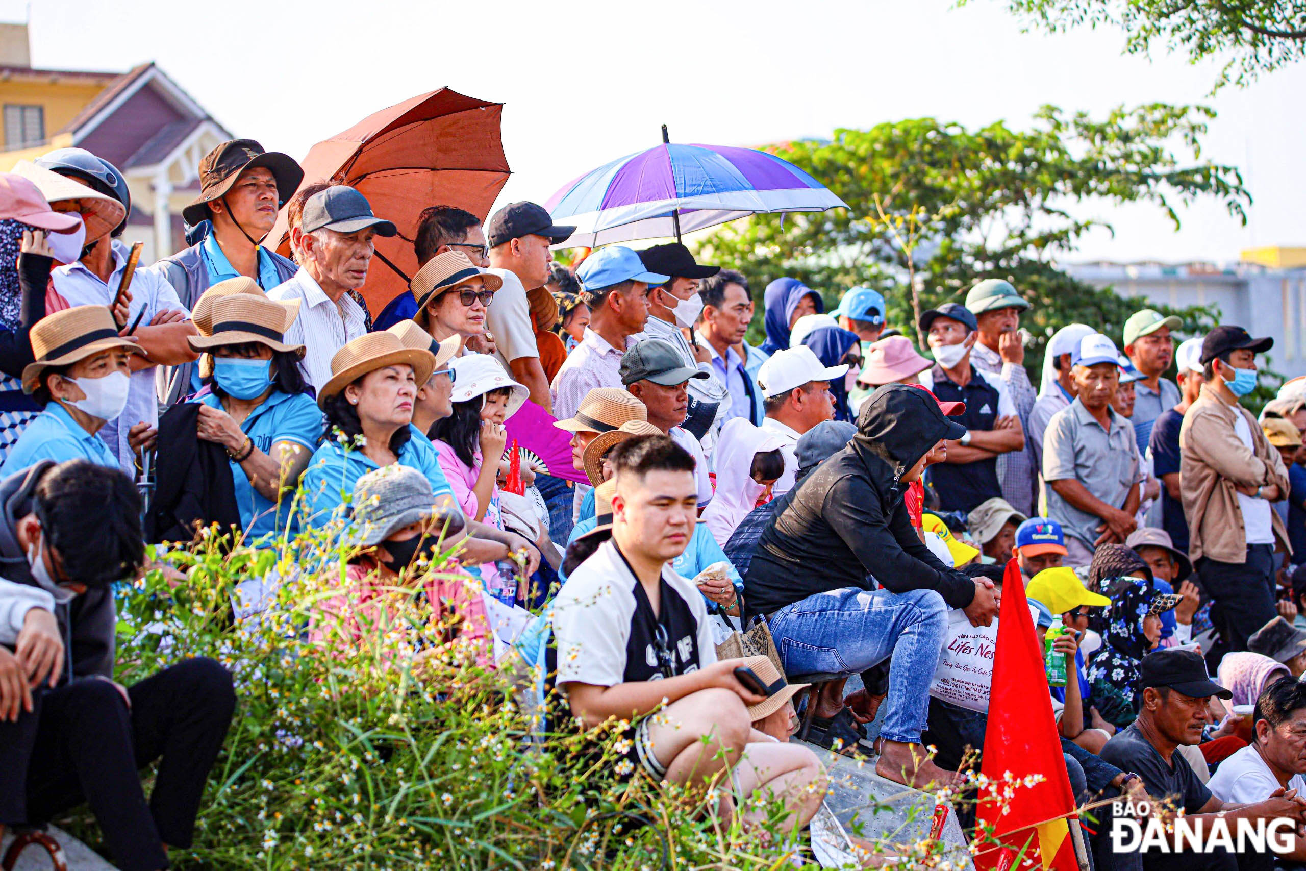 Khán giả chen kín đặc trên bờ sông cổ vũ cho các thuyền đua