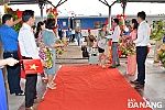 Đón và tặng hoa khách đi tàu chất lượng cao SE22 chặng Thành phố Hồ Chí Minh - Đà Nẵng