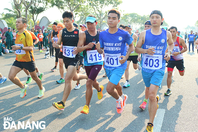 900 vận động viên tranh tài tại giải Việt dã - chạy Vũ trang truyền thống Báo Đà Nẵng lần thứ 27