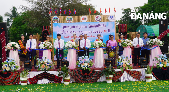 Lãnh đạo 5 địa phương tham dự khai trương Hội chợ triển lãm hàng hóa của tỉnh Sekong ngay sau kết thúc hội nghị. ẢNH: S.TRUNG
