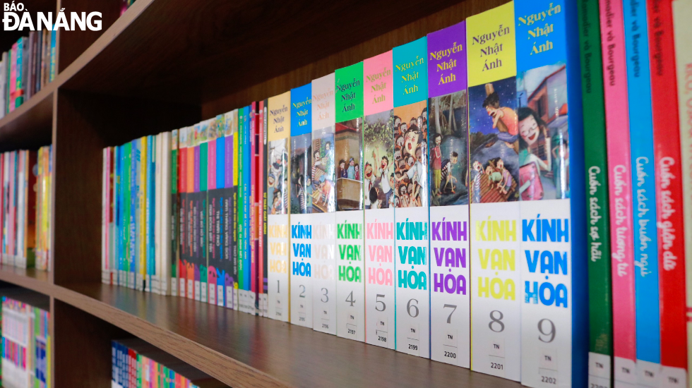 At the Olive Gallery, there are a variety of books from domestic and foreign authors, including books that have been associated with the childhood of many generations such as Kaleidoscope (Writer Nguyen Nhat Anh), and Harry Potter (Writer J. K. Rowling).