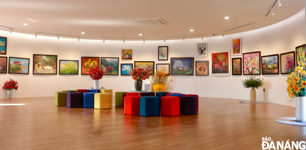 The 3rd floor of the library is a painting exhibition room with a variety of artworks made by Vietnamese and foreign artists on display. To create freshness, the exhibition room displays 50-60 works at a time according to different themes.