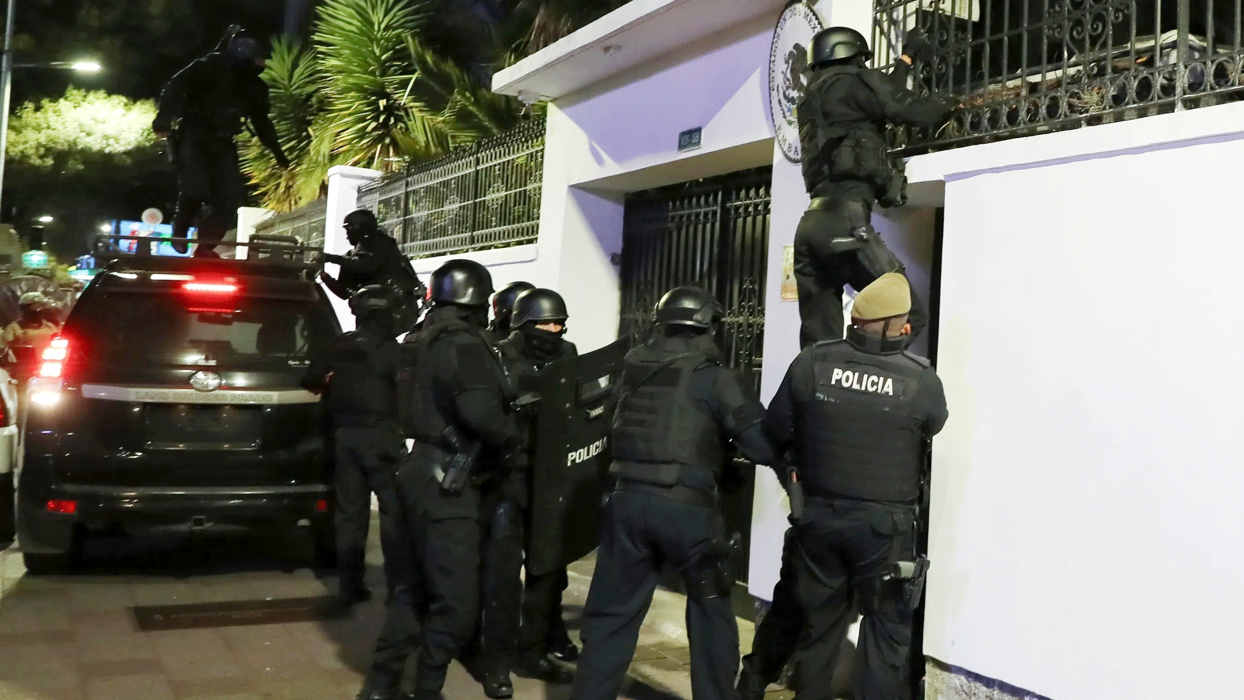 Cảnh sát đặc nhiệm Ecuador bất ngờ đột nhập Đại sứ quán Mexico tại thủ đô Quito để bắt giữ cựu Phó Tổng thống Jorge Glas vào ngày 5-4. Ảnh: AP