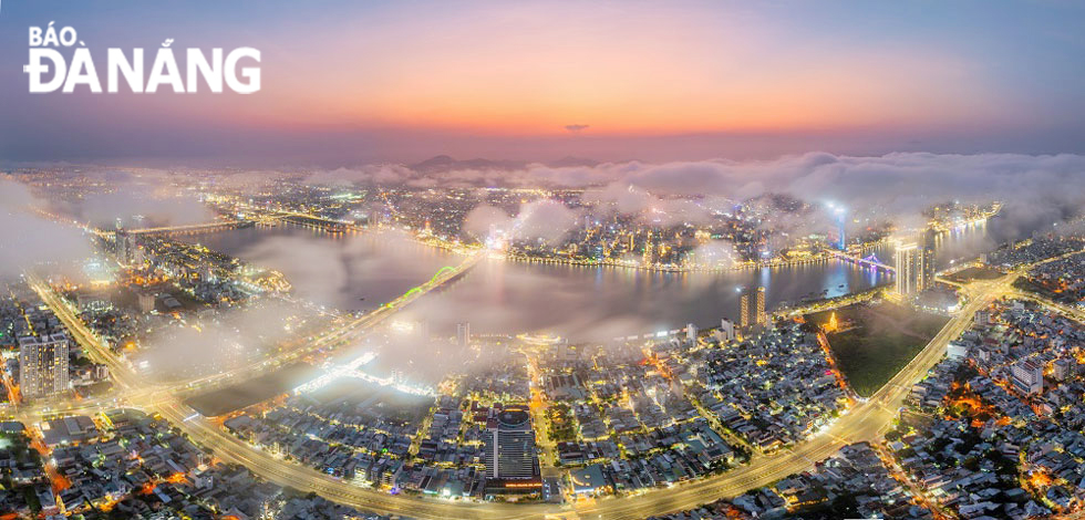 Viewed from above, Da Nang looks extremely magnificent at night with brilliant lights.