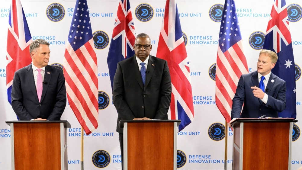 Bộ trưởng Quốc phòng của Úc, Mỹ, Anh tại cuộc họp ở California (Mỹ) vào tháng 12-2023. Ảnh: AFP-JIJI