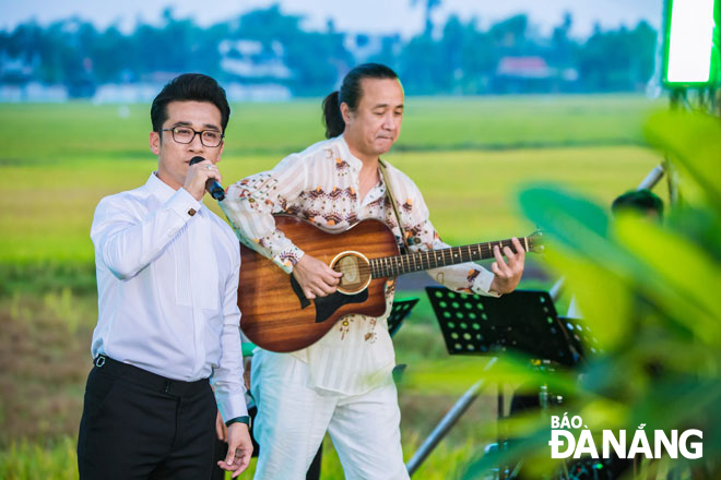 NSƯT Quang Hào hát biểu diễn tại chương trình nghệ thuật 