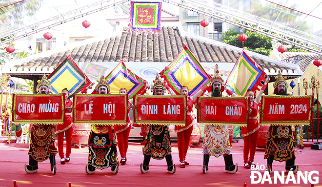 Các nghệ sĩ Nhà hát tuồng Nguyễn Hiển Dĩnh múa tường trình chào mừng lễ hội đình làng Hải Châu năm 2024.