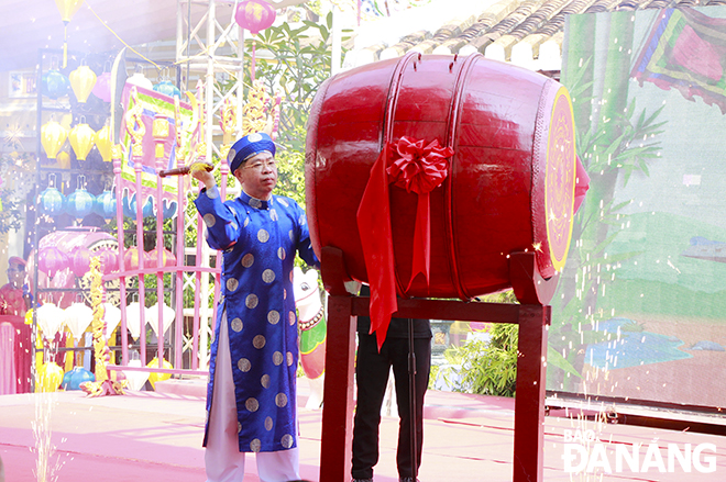 Lãnh đạo UBND quận Hải Châu đánh trống khai mạc lễ hội.