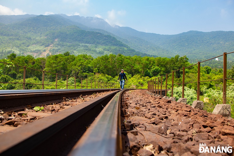 Crossing about 500m of railway at the so-called Don Ca arch bridge, the border between Thua Thien Hue Province and Da Nang, visitors will enjoy the pristine beauty of a natural stream.