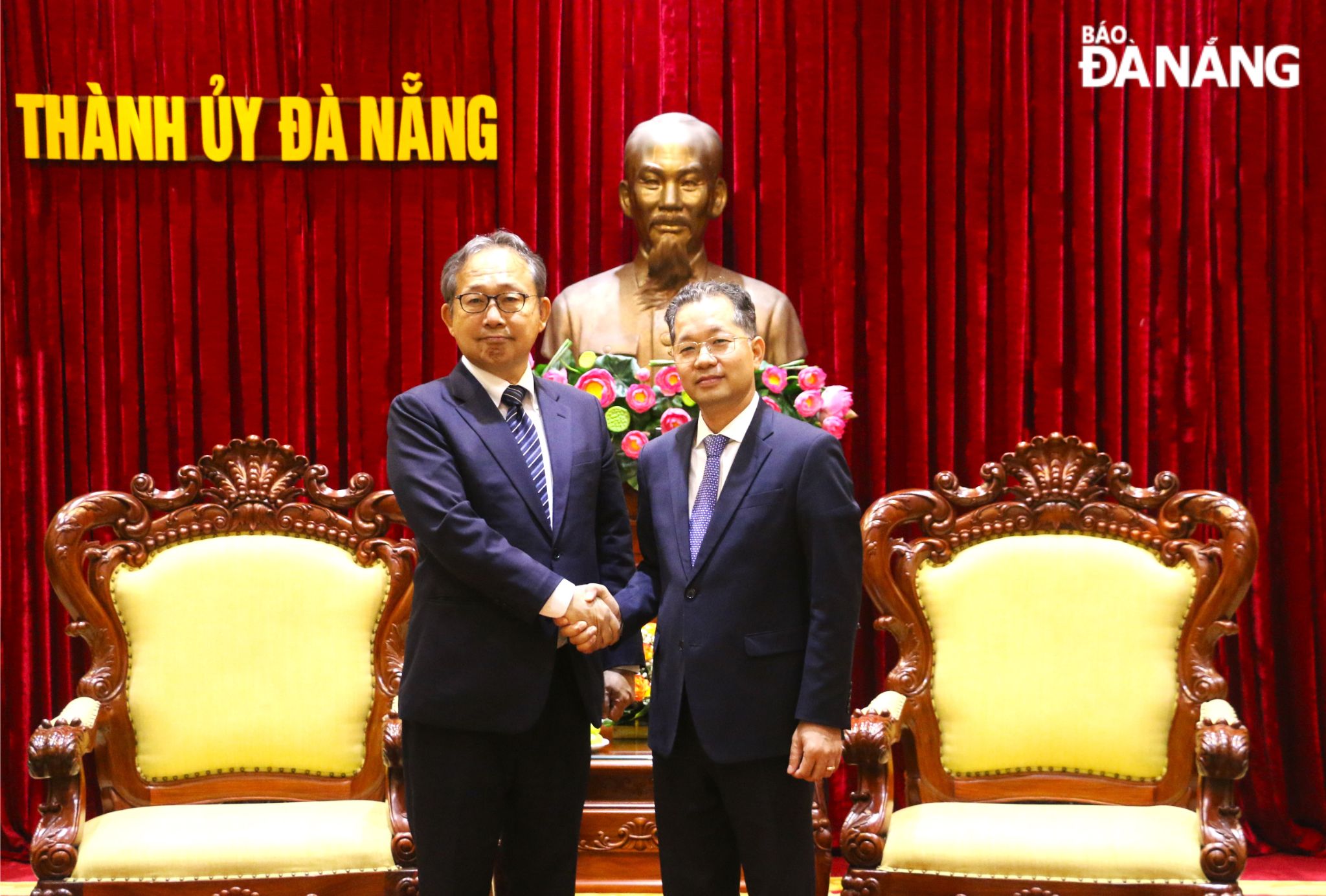 Da Nang Party Committee Secretary Nguyen Van Quang (right) receives Japanese Ambassador to Viet Nam Yamada Takio. Photo: T.PHUONG