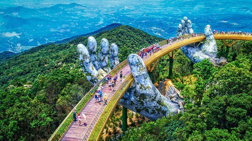 The Cau Vang (Golden Bridge) on the top of Da Nang’s Ba Na Hills has been very inviting to visitors from both home and abroad thanks to its special architecture.