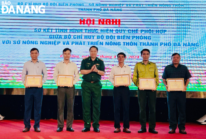 Đại tá Trần Công Thành, Chỉ huy trưởng Bộ đội Biên phòng thành phố trao thưởng cho các tập thể và cá nhân có nhiều thành tích trong phối hợp thực hiện nhiệm vụ 