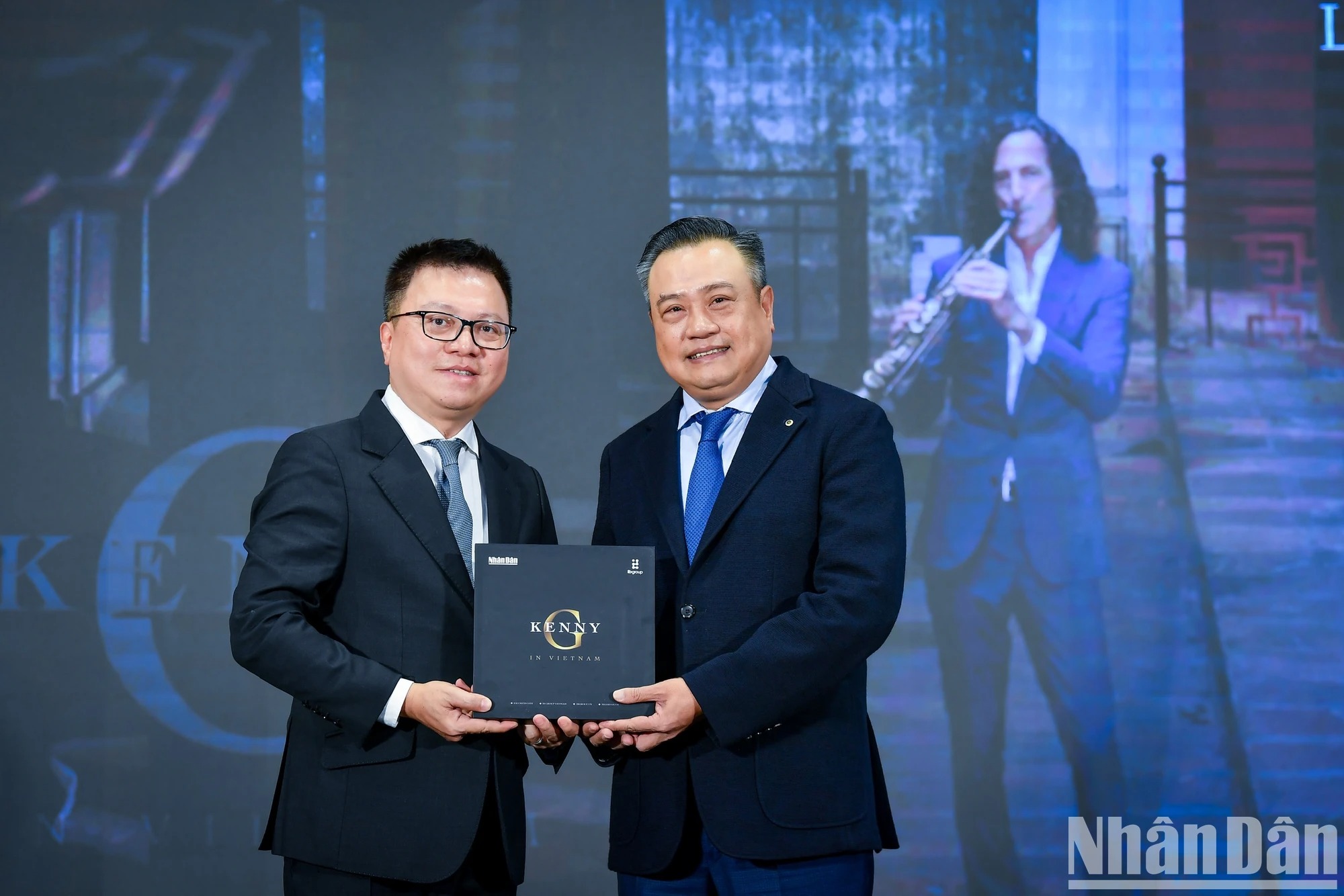 Ông Lê Quốc Minh trao tặng MV “Going Home” cho lãnh đạo thành phố Hà Nội.