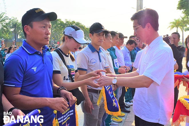 Phó Chủ tịch UBND Trần Chí Cường (bên phải) động viên các đoàn dự giải. 