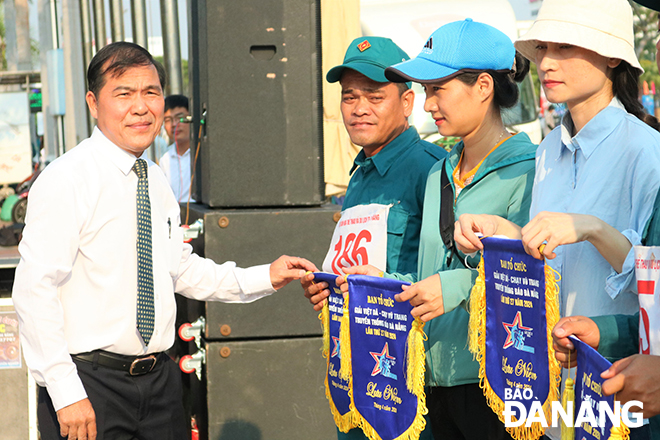 Tổng Biên tập Báo Đà Nẵng, Trưởng Ban tổ chức giải Nguyễn Đức Nam động viên các vận động viên dự giải. 