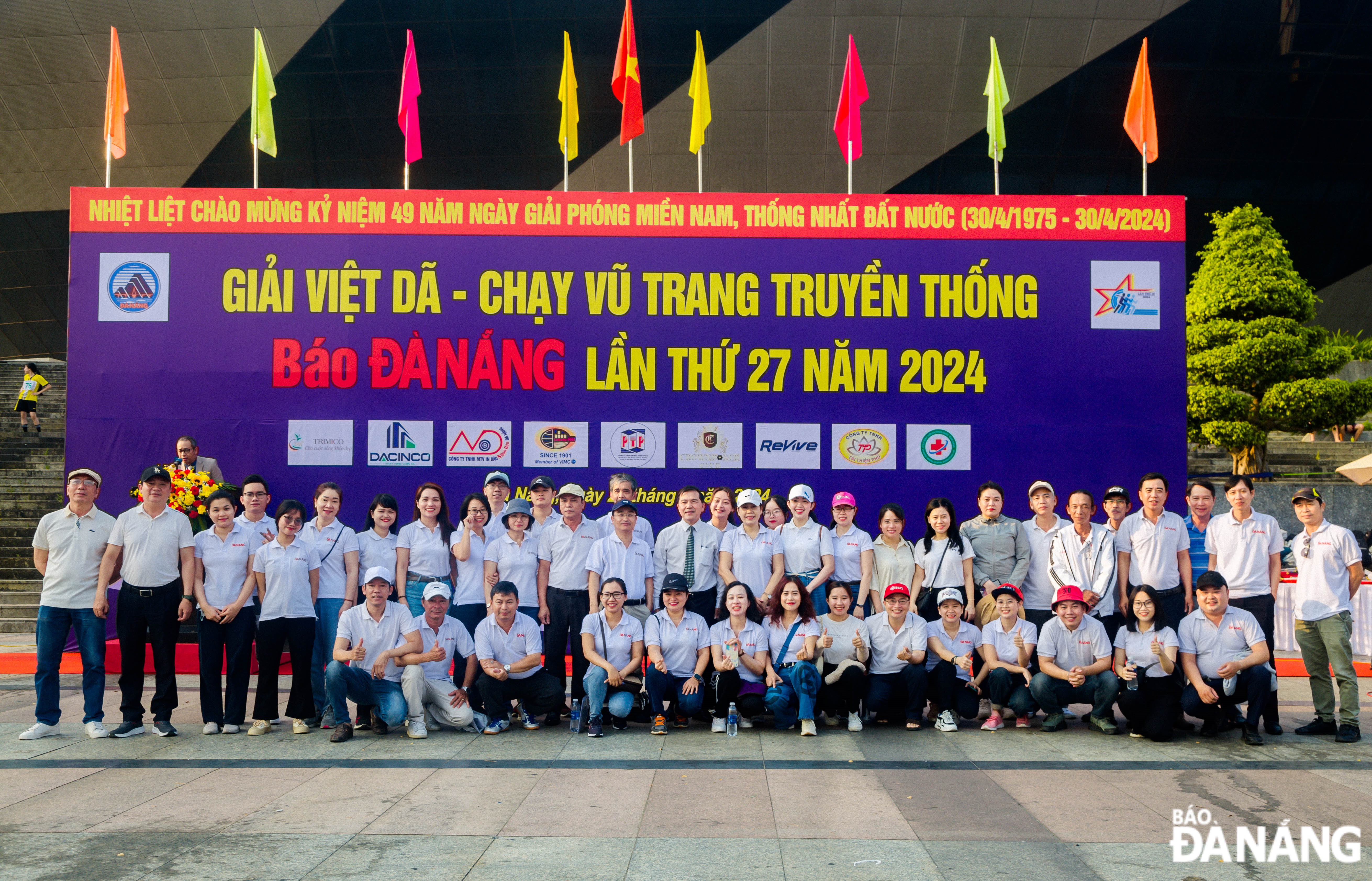 Officials and employees of the Da Nang Newspaper posing for a souvenir photo before the opening ceremony of the 27th Da Nang Newspaper Road Races in 2024.
