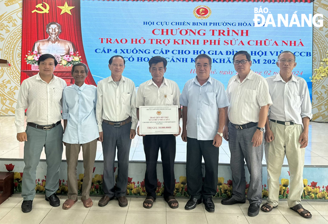 Hội cựu chiến binh phường Hòa Khê trao kinh phí hỗ trợ sửa nhà cho hội viên cựu chiến binh.