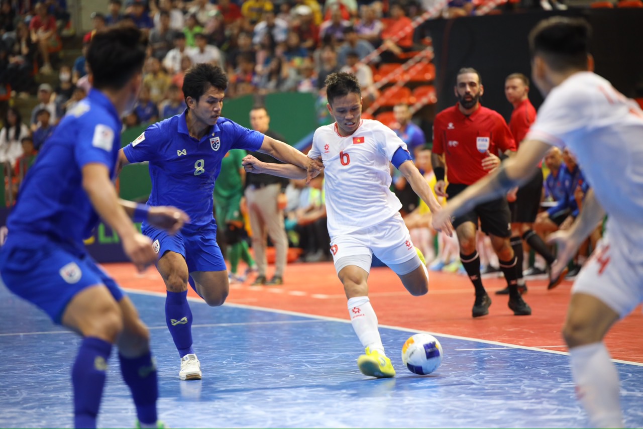 Đội tuyển futsal Việt Nam (áo trắng) được dự báo đối mặt nhiều khó khăn trong trận tứ kết với Uzbekistan. Ảnh: VFF