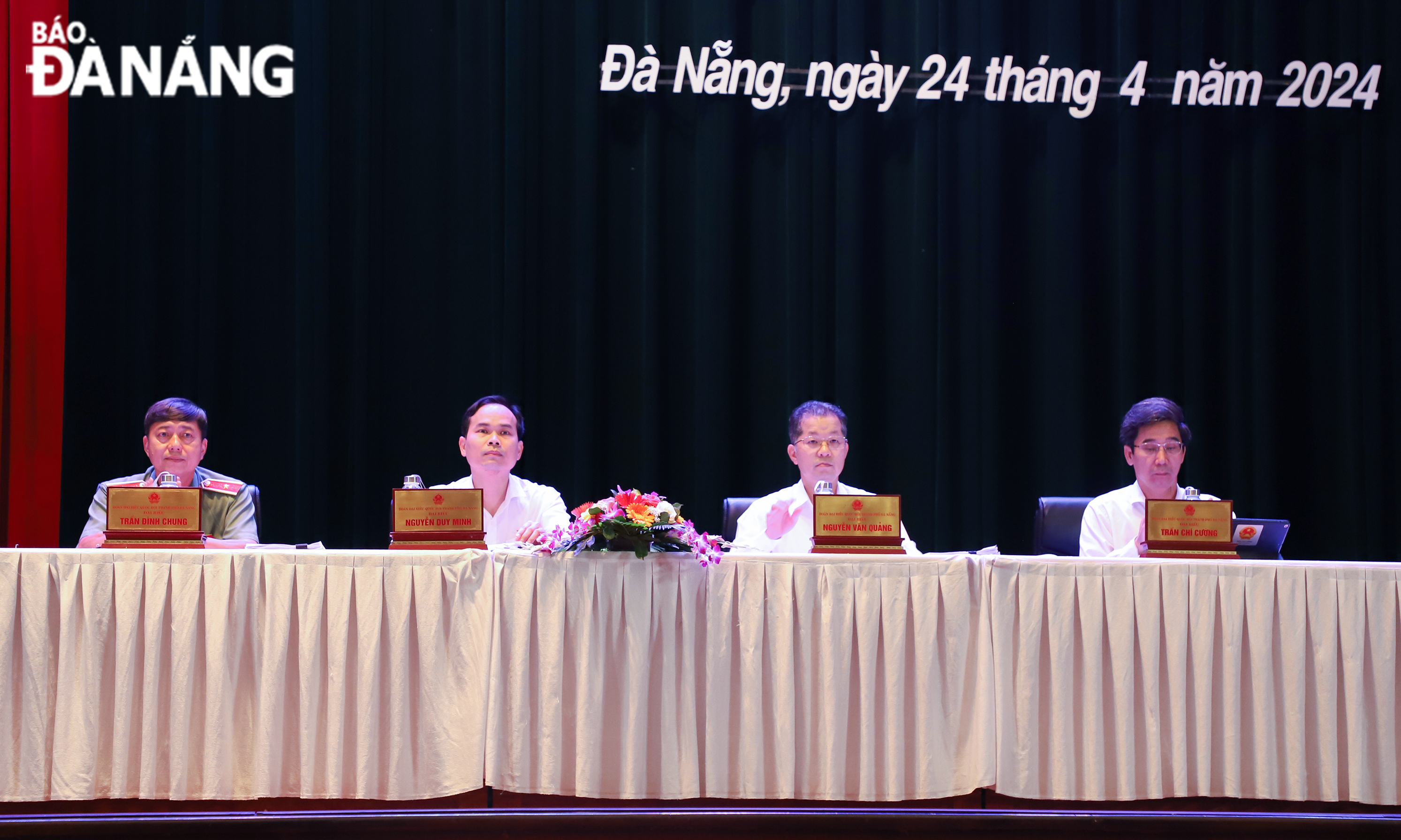 Bí thư Thành ủy Nguyễn Văn Quảng (thứ 2, phải sang) cùng các đại biểu Quốc hội dự buổi tiếp xúc cử tri. Ảnh: NGỌC PHÚ