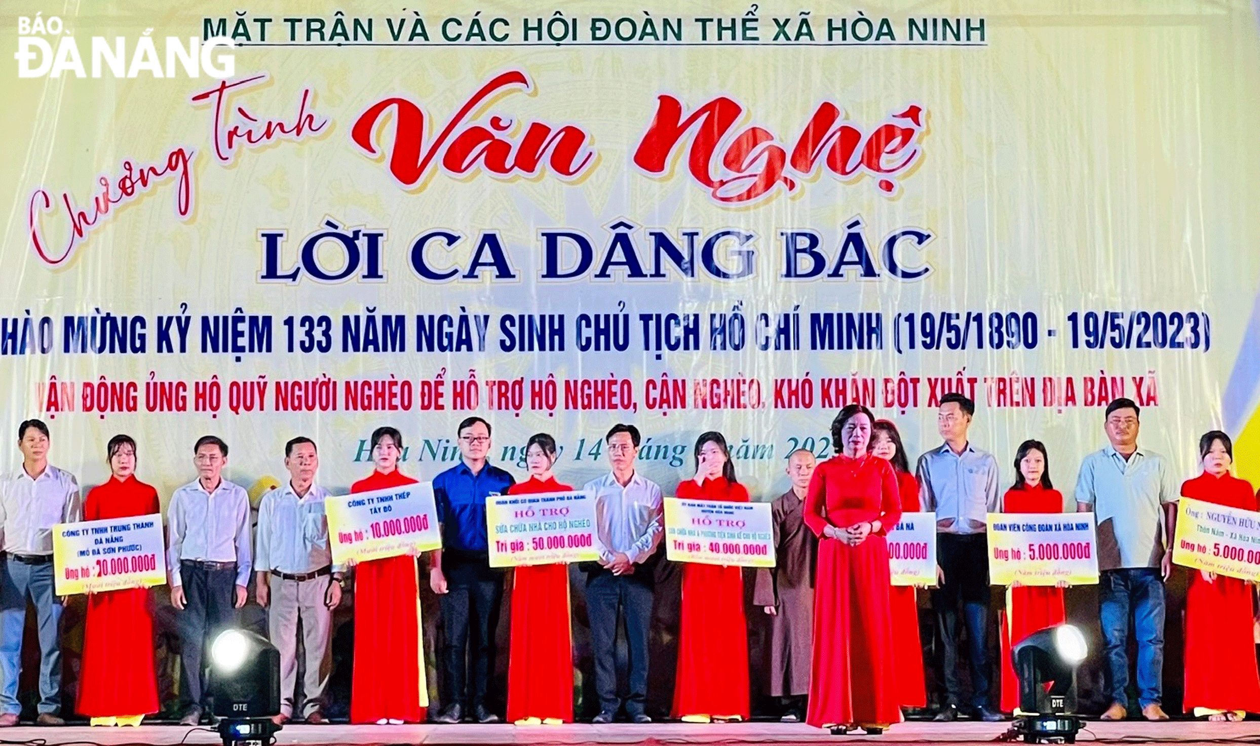 Mặt trận xã Hòa Ninh tổ chức chương trình văn nghệ “Lời ca dâng Bác” nhằm vận động nguồn kinh phí ủng hộ hộ nghèo, hộ cận nghèo. Ảnh: M.T	