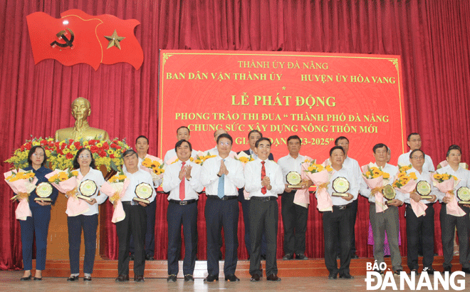 Chủ tịch Ủy ban MTTQ Việt Nam thành phố Ngô Xuân Thắng (đứng giữa, hàng dưới) trao 