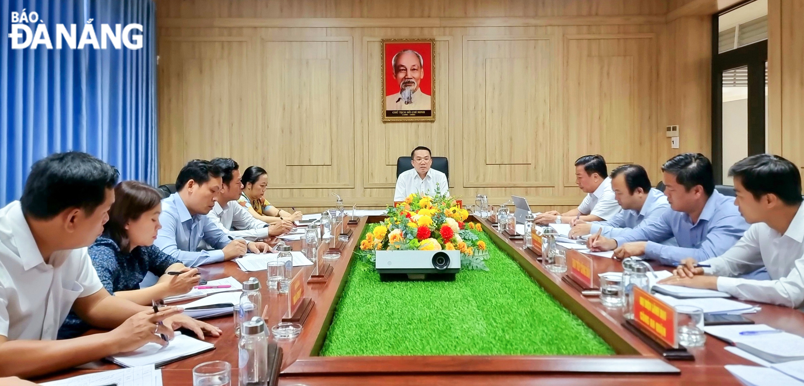 Bí thư Quận ủy Nguyễn Văn Hùng chủ trì cuộc họp. Ảnh: PV
