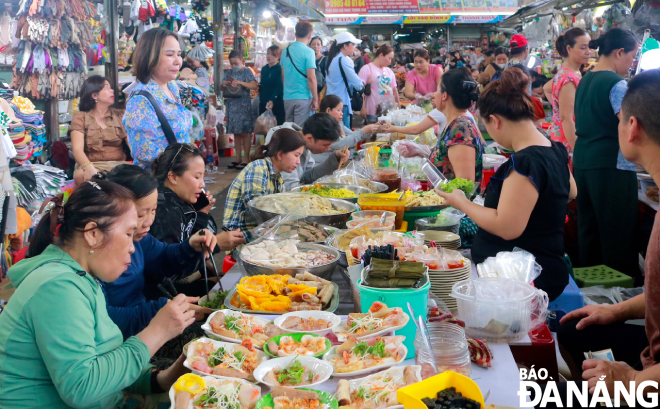 Thực khách vừa thưởng thức món ăn, vừa trò chuyện với người bán và hòa mình trong sự nhộn nhịp của khu chợ.