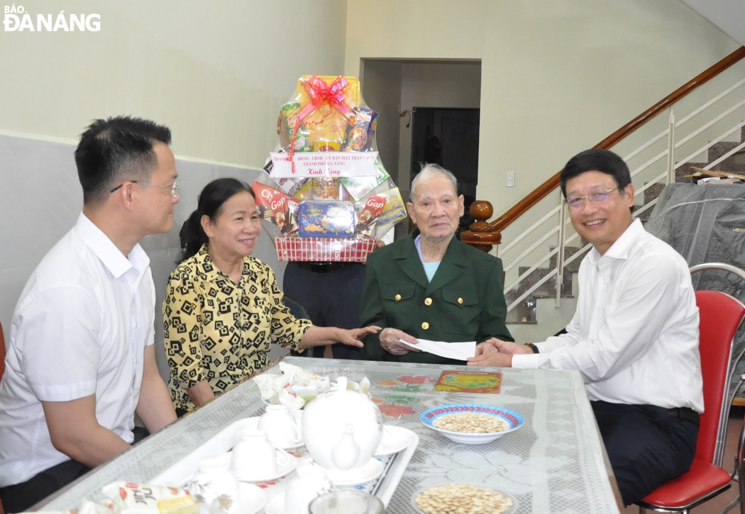 Chủ tịch Ủy ban MTTQ Việt Nam thành phố Ngô Xuân Thắng (bên phải) thăm, tặng quà cho ông Trần Xuân Đường. Ảnh: LÊ HÙNG