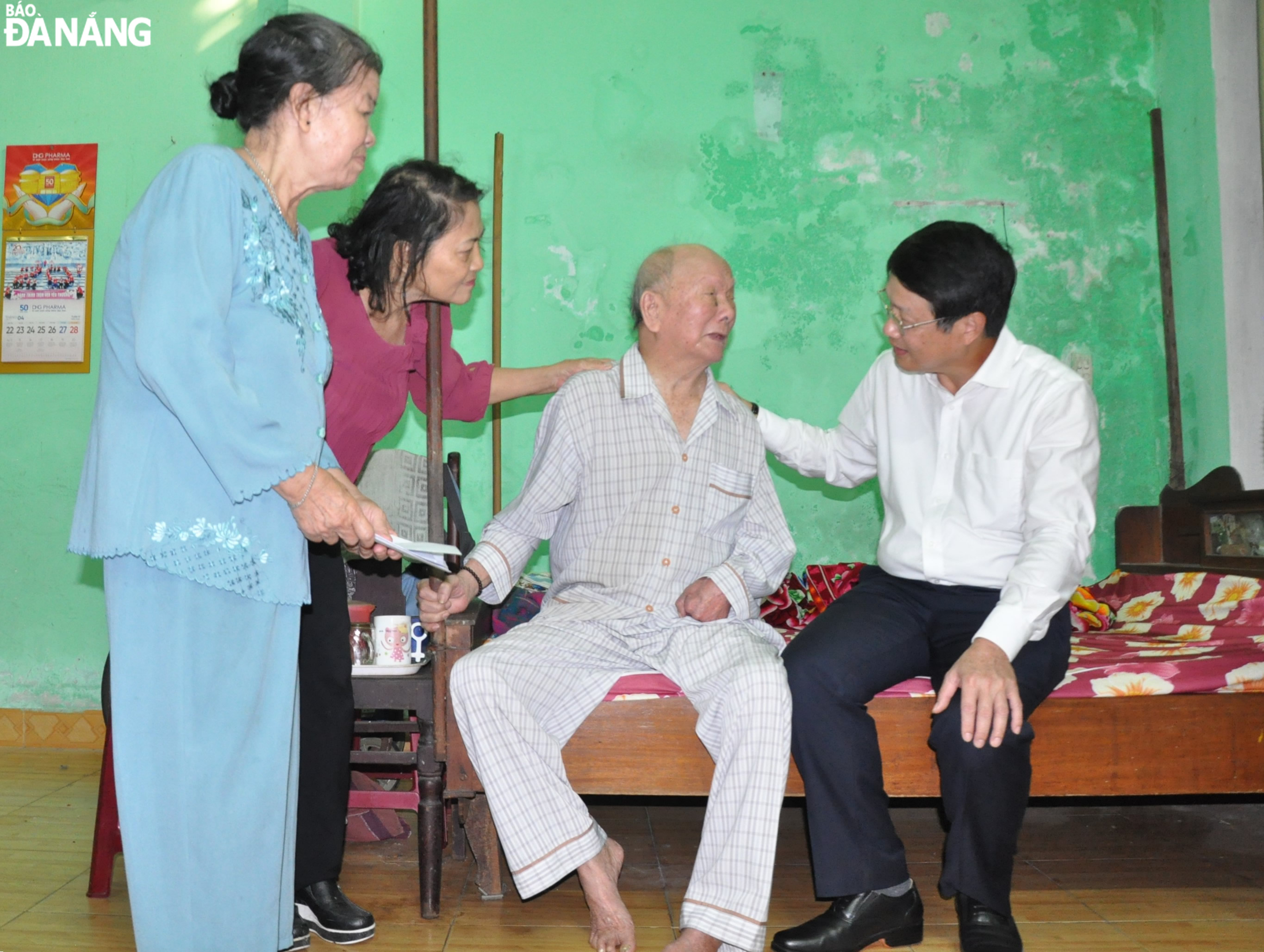 Chủ tịch Ủy ban MTTQ Việt Nam thành phố Ngô Xuân Thắng (bên phải) thăm, tặng quà cho ông Võ Thanh Phàn. Ảnh: LÊ HÙNG
