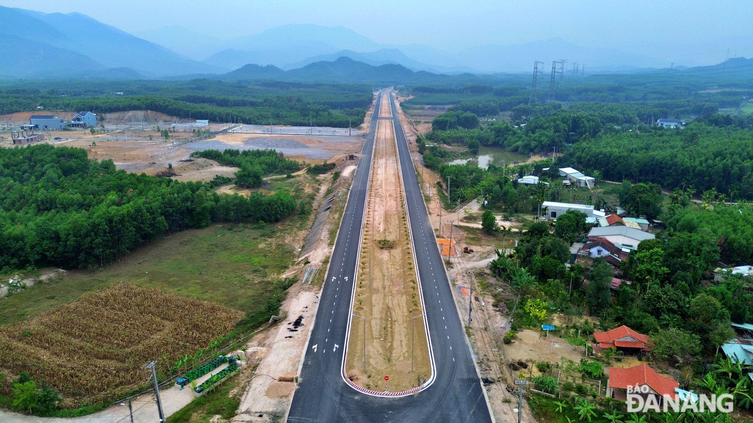 According to the Da Nang Management Board of Traffic Construction Investment Projects, the investor of the project, the main route was opened to traffic on December 31, 2023. Meanwhile, the expansion of National Highway 14B will be completed within 6 months from the date of handover of the premises.