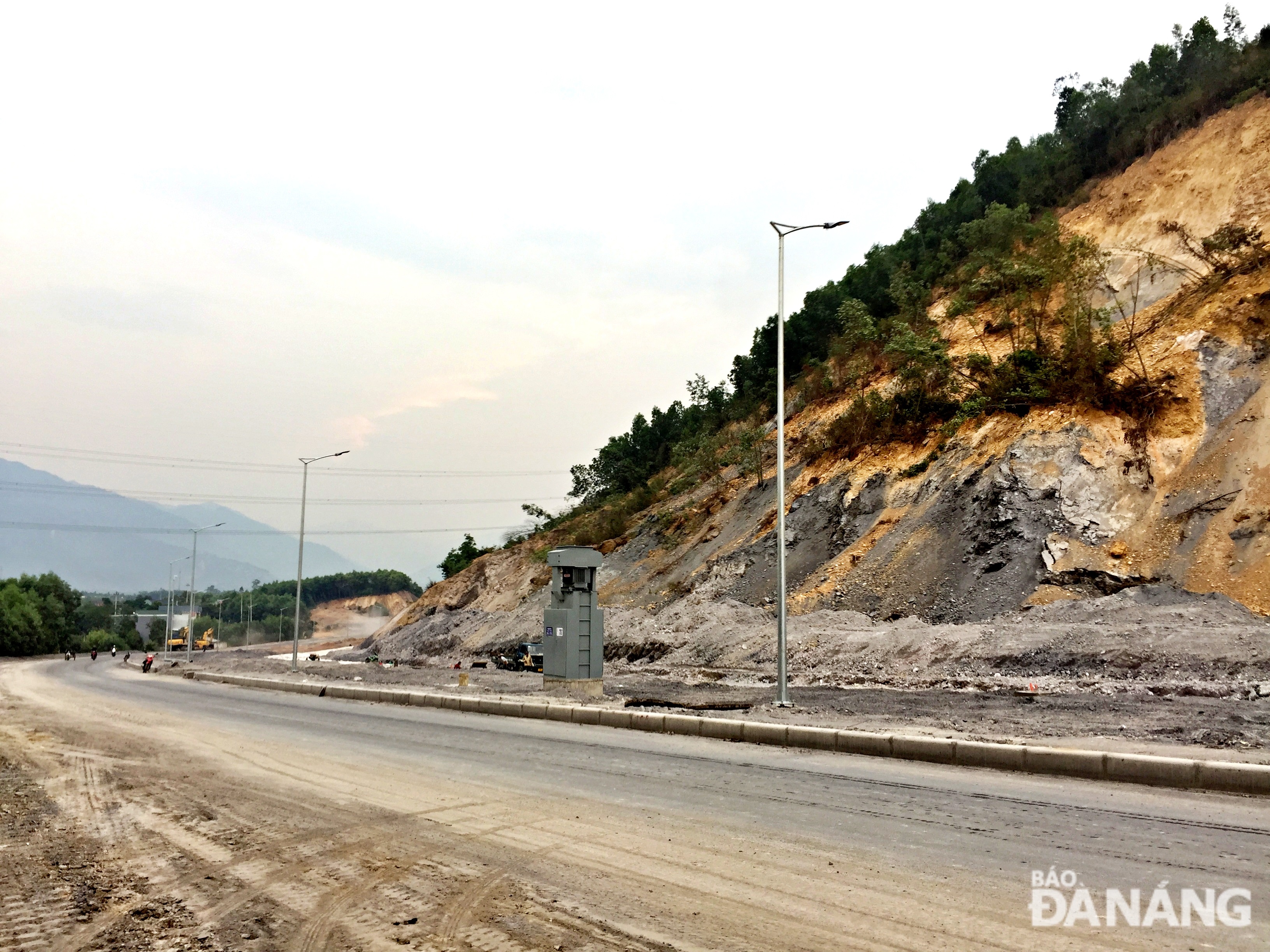 The landslide area during the floods at the end of last year, the heaviest of which was the section km5+500 - km6+780 through Hoa Phu Commune is being treated to open traffic.