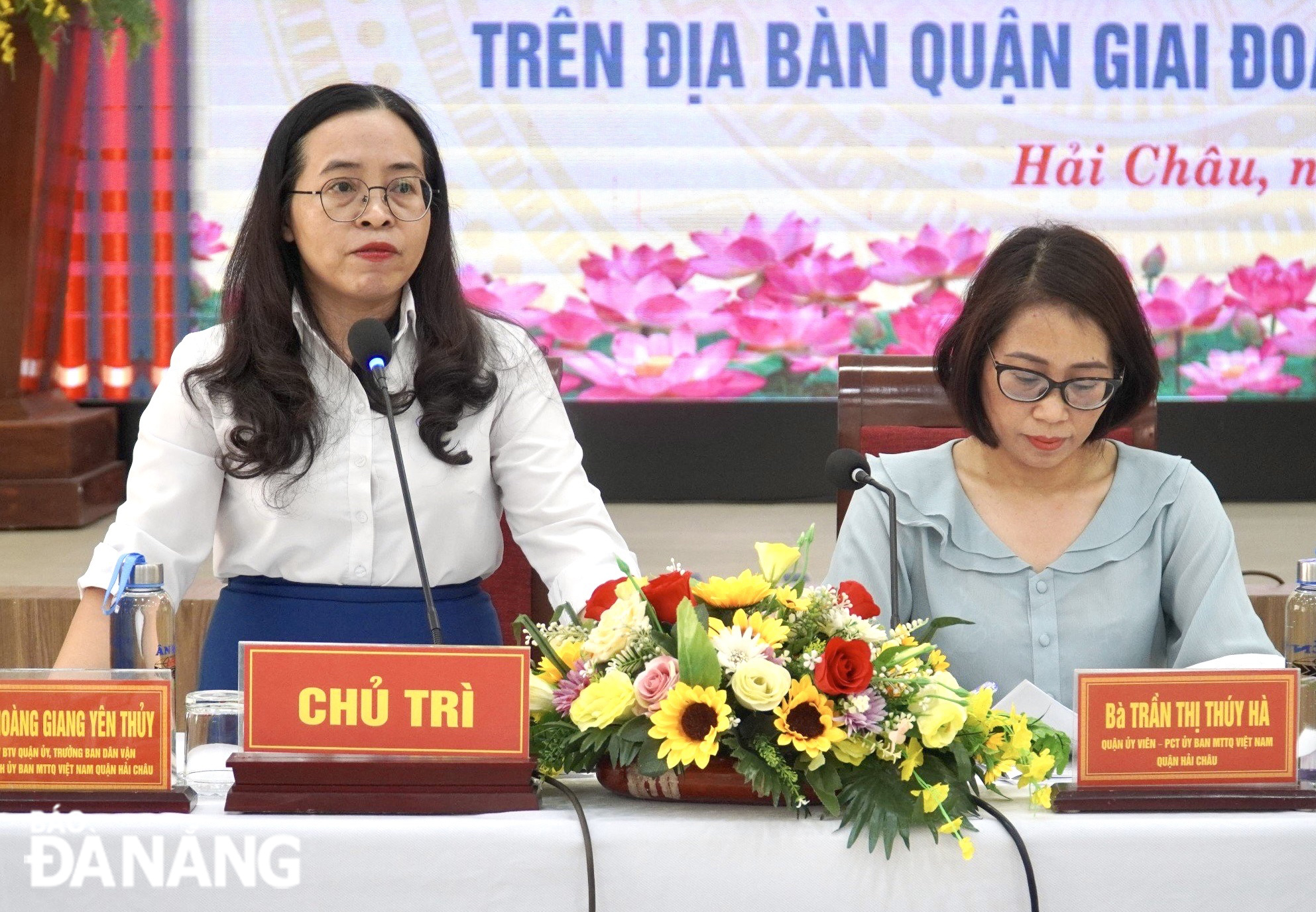 Chủ tịch Ủy ban MTTQ Việt Nam quận Hải Châu Hoàng Giang Yên Thủy (bên trái) phát biểu chỉ đạo hội nghị. Ảnh: N.QUANG
