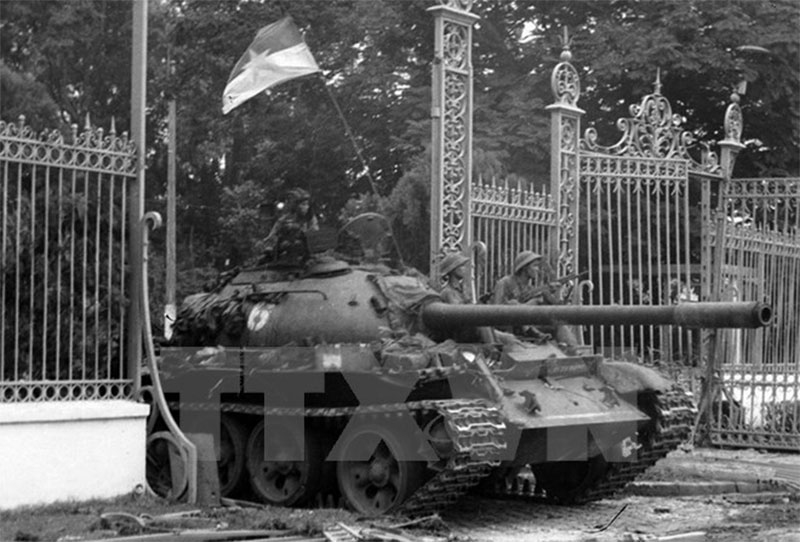 Xe tăng húc đổ cổng Dinh Độc Lập trưa ngày 30-4-1975. Ảnh: TTX 