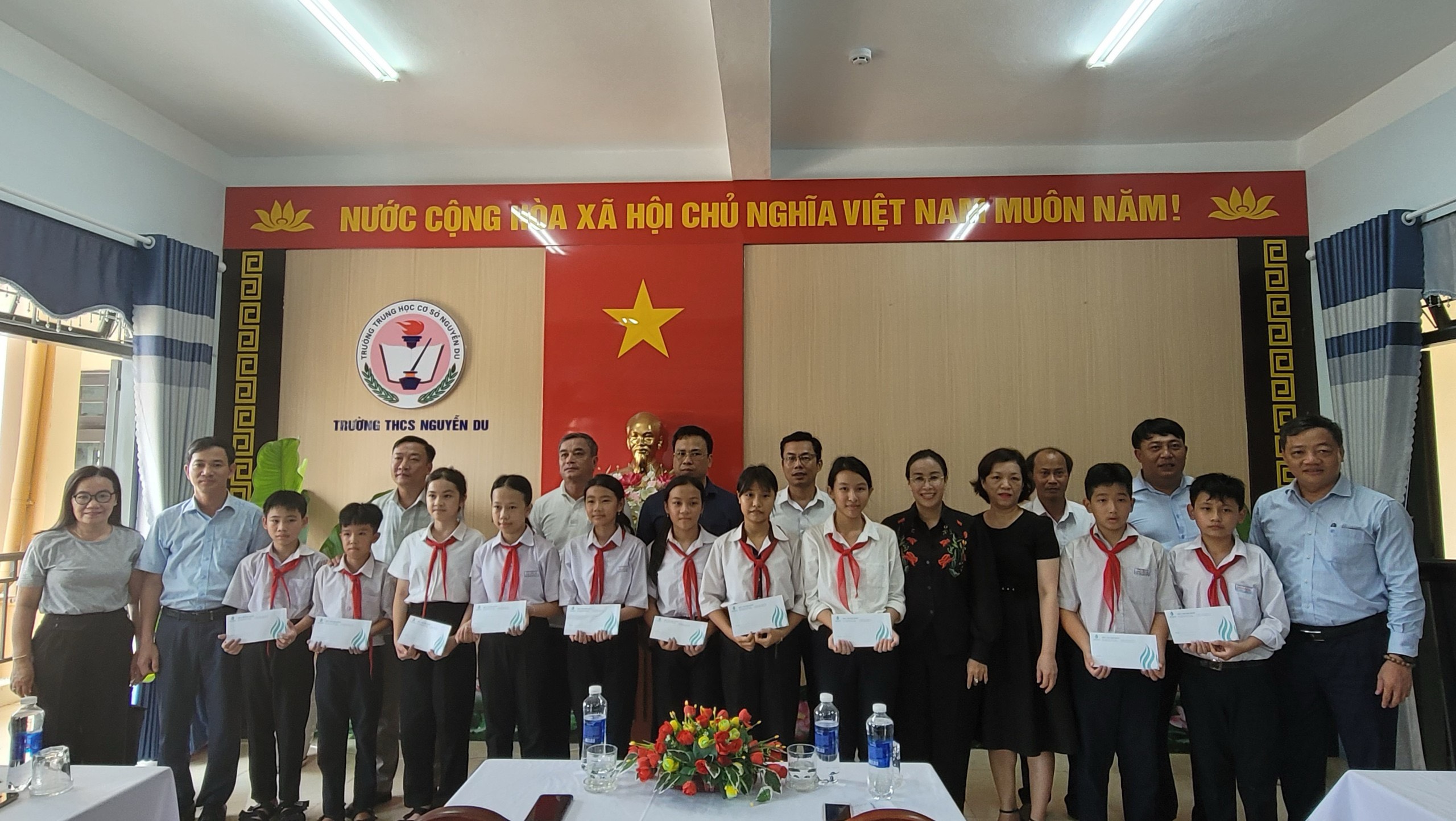 Phó Chủ tịch HĐND thành phố Nguyễn Thị Anh Thi tặng quà cho các học sinh có hoàn cảnh khó khăn. 