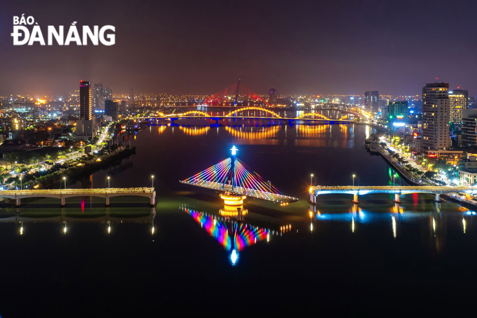 Cầu sông Hàn là cây cầu đánh dấu cho bước ngoặt phát triển của Đà Nẵng bởi đây là cây cầu quay đầu tiên được xây dựng ở Việt Nam và được xem là biểu tượng của thành phố.