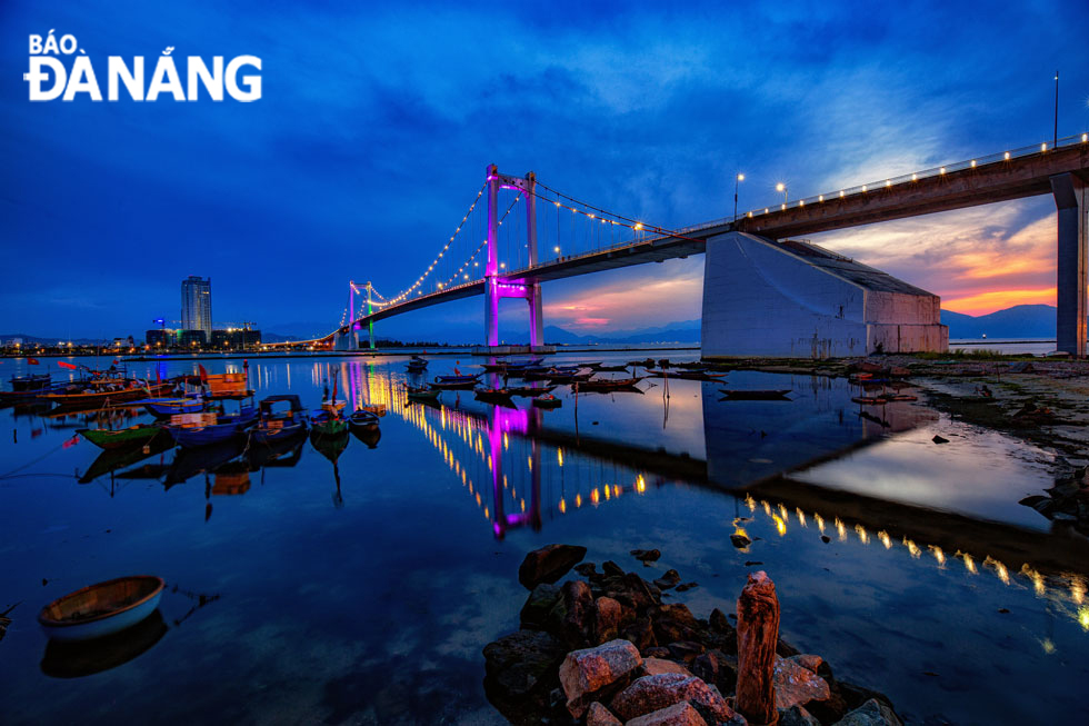 Những ánh đèn lung linh đầy sắc màu của cầu Thuận Phước khi màn đêm dần buông.