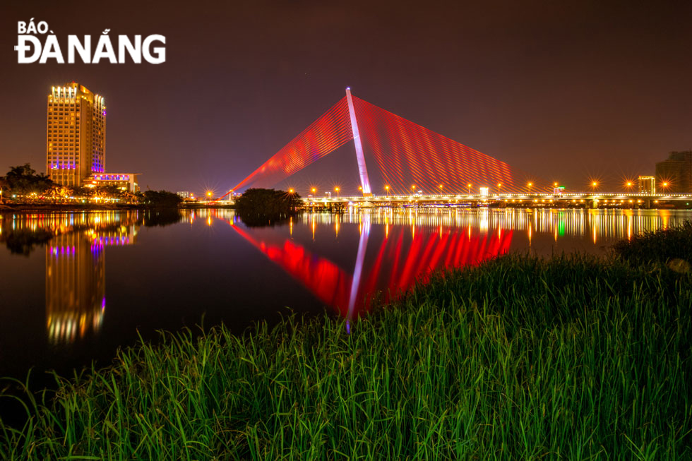 Sở hữu tạo hình cánh buồm vươn ra biển lớn đầy ấn tượng và có phần khá lạ so với thiết kế các cây cầu khác ở Việt Nam, cầu Trần Thị Lý mang một phong cách riêng.	