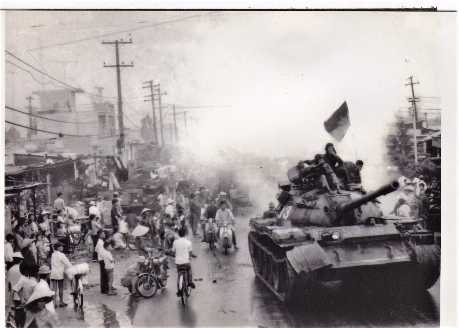 Xe tăng Quân Giải phóng tiến vào thành phố Đà Nẵng trưa ngày 29-3-1975. Ảnh: Bảo tàng Đà Nẵng	