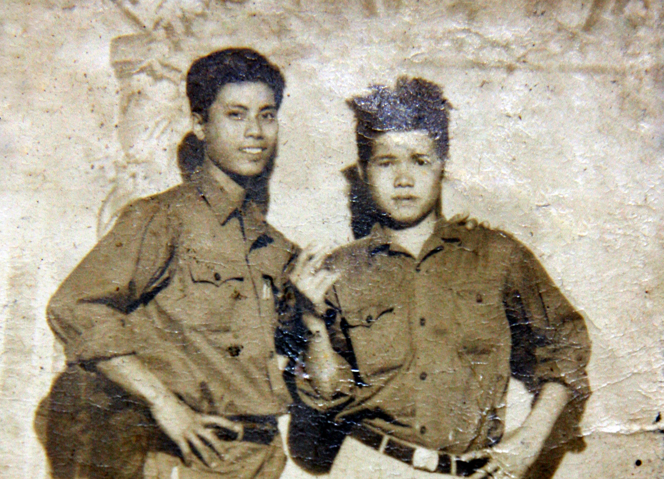 Đồng chí Nguyễn Nhân Mùi (bên trái) và đồng chí Nguyễn Văn Nam (Ban liên lạc đại đội) chụp ảnh kỷ niệm vào chiều ngày 30-4-1975. Ảnh: NVCC	