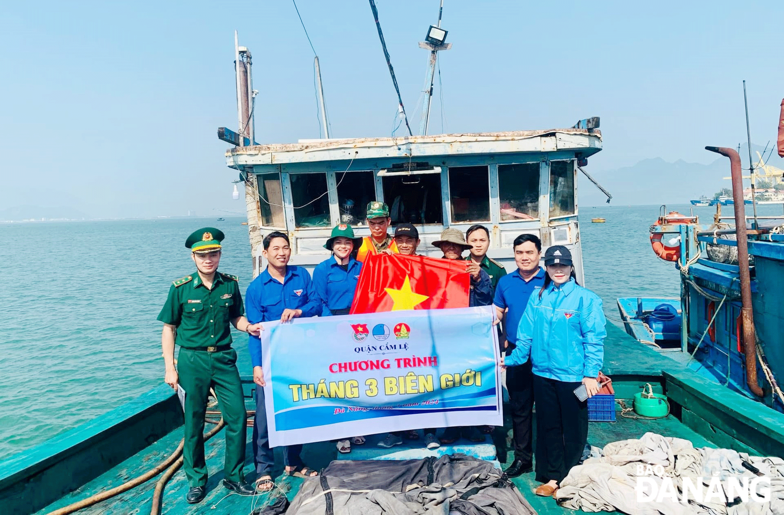 Hội Liên hiệp Thanh niên phường Hòa Thọ Tây (quận Cẩm Lệ) trao cờ Tổ quốc cho ngư dân vào tháng 3-2024. Ảnh: N.D