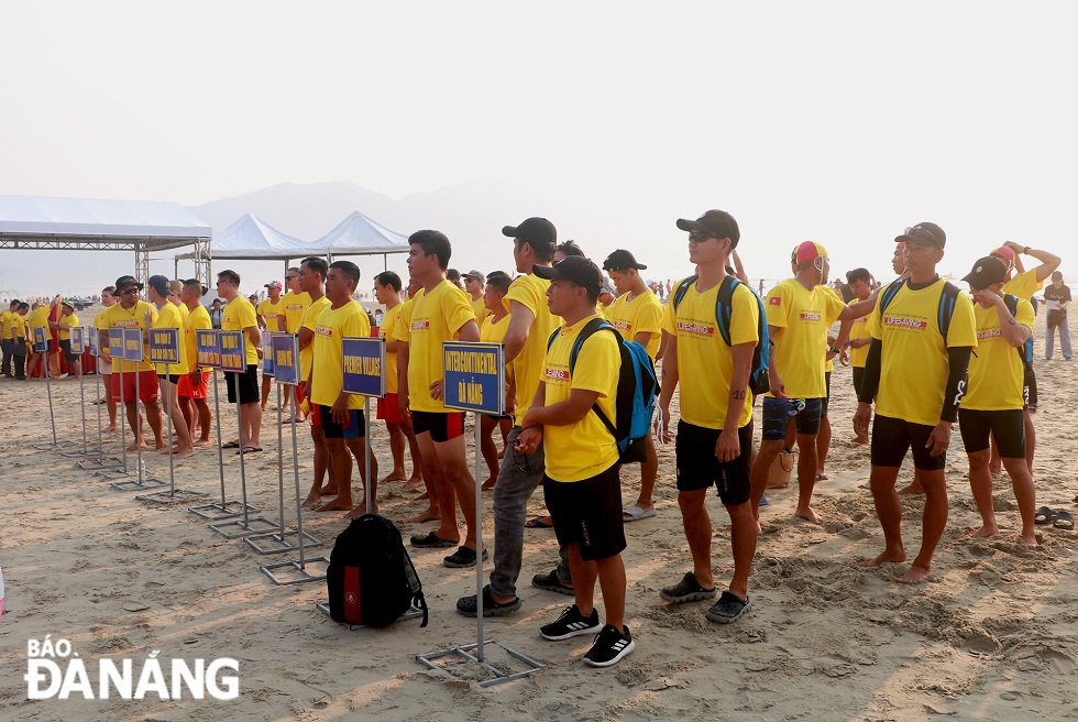 From early morning, the participating teams were ready for the competition. Photo: VAN HOANG