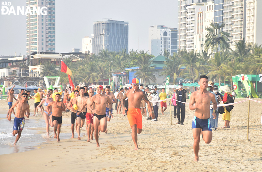 Athletes compete in many different events such as relay races. Photo: THU HA