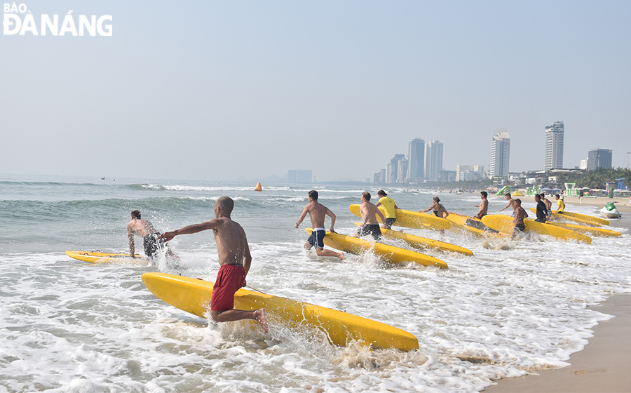 Competition events require perfect coordination among contestants. In the photo: Athletes competing in the surfboarding event. Photo: THU HA