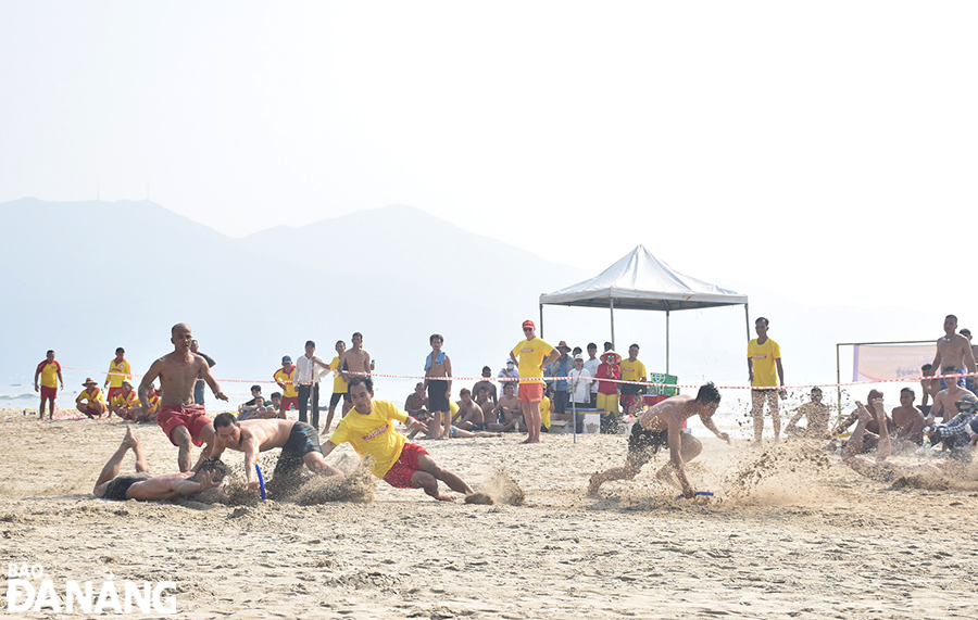 Athletes compete in the 'capturing the flag' event. Photo: THU HA