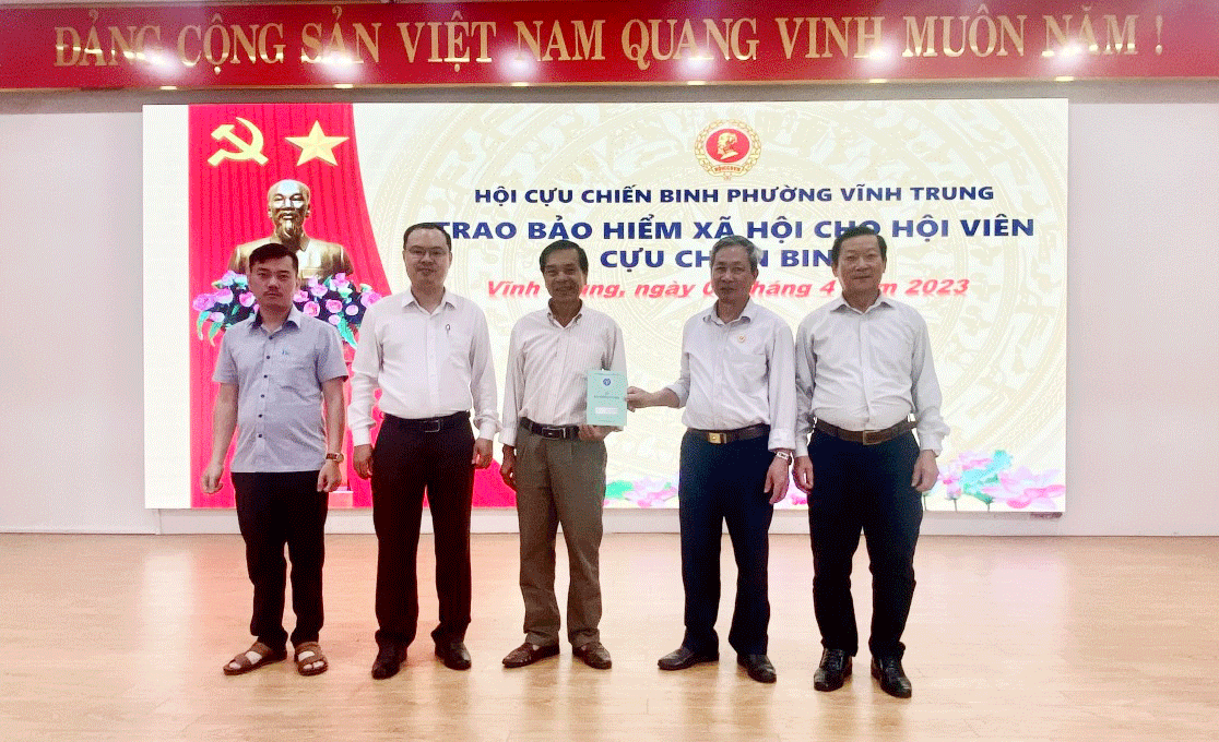 Chương trình trao thẻ BHYT, BHXH cho hội viên có hoàn cảnh khó khăn được Hội Cựu chiến binh phường Vĩnh Trung (quận Thanh Khê) chú trọng triển khai trong thời gian qua. Ảnh: NVCC	