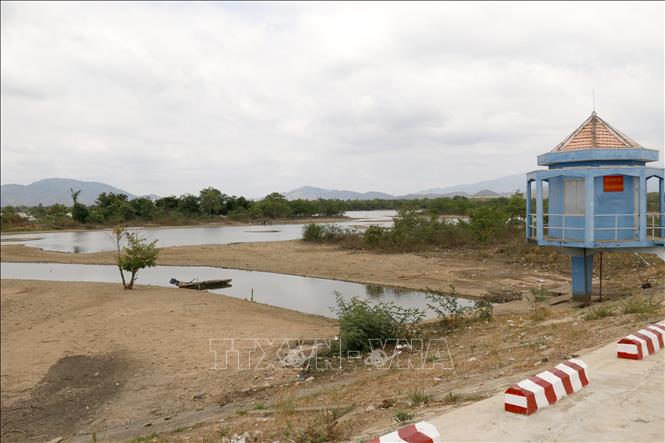 Nhiều hồ thủy lợi trên địa bàn tỉnh Bình Thuận đã cạn trơ đáy và ngừng hoạt động. Ảnh: Nguyễn Thanh/TTXVN