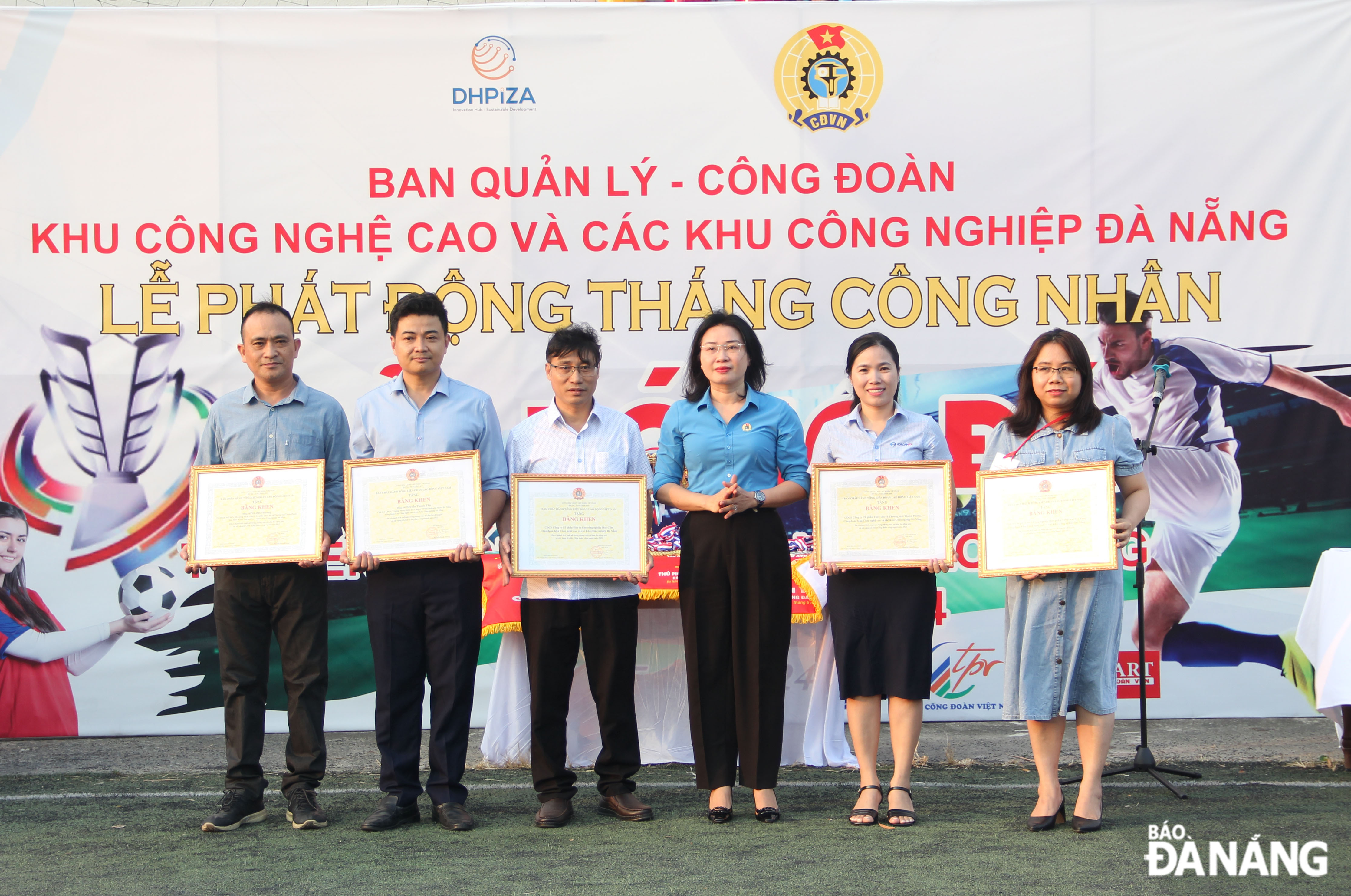 Chủ tịch LĐLĐ thành phố Phan Thị Thúy Linh (giữa) trao bằng khen của Tổng LĐLĐ Việt Nam cho các tập thể, cá nhân có thành tích xuất sắc trong phong trào công nhân, viên chức, lao động và hoạt động Công đoàn năm 2023. Ảnh: X.H