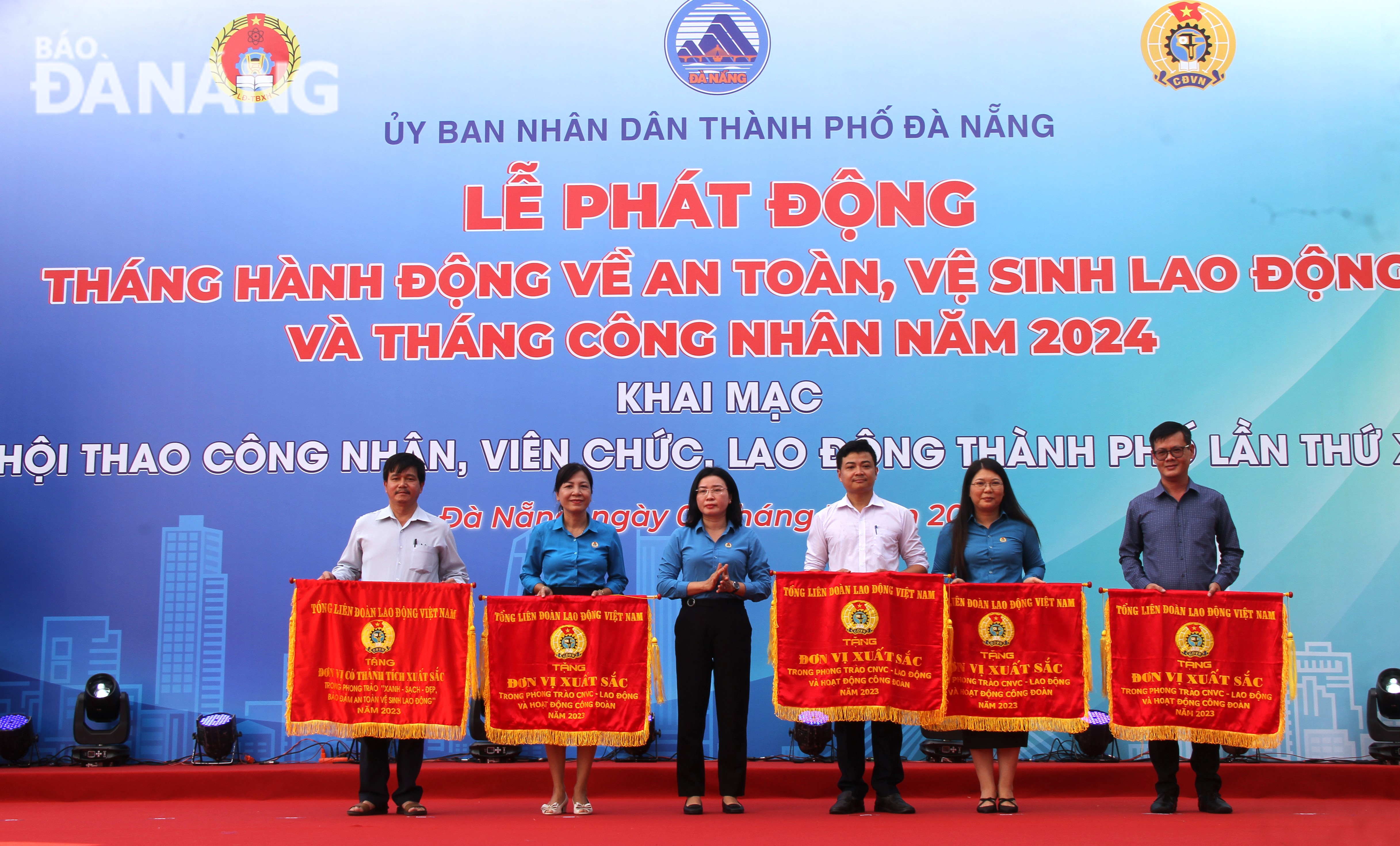 Chủ tịch Liên đoàn Lao động thành phố Phan Thị Thúy Linh tặngtặng cờ thi đua về thành tích xuất sắc trong phong trào thi đua lao động giỏi và xây dựng tổ chức Công đoàn vững mạnh năm 2023 cho 5 tập thể. 