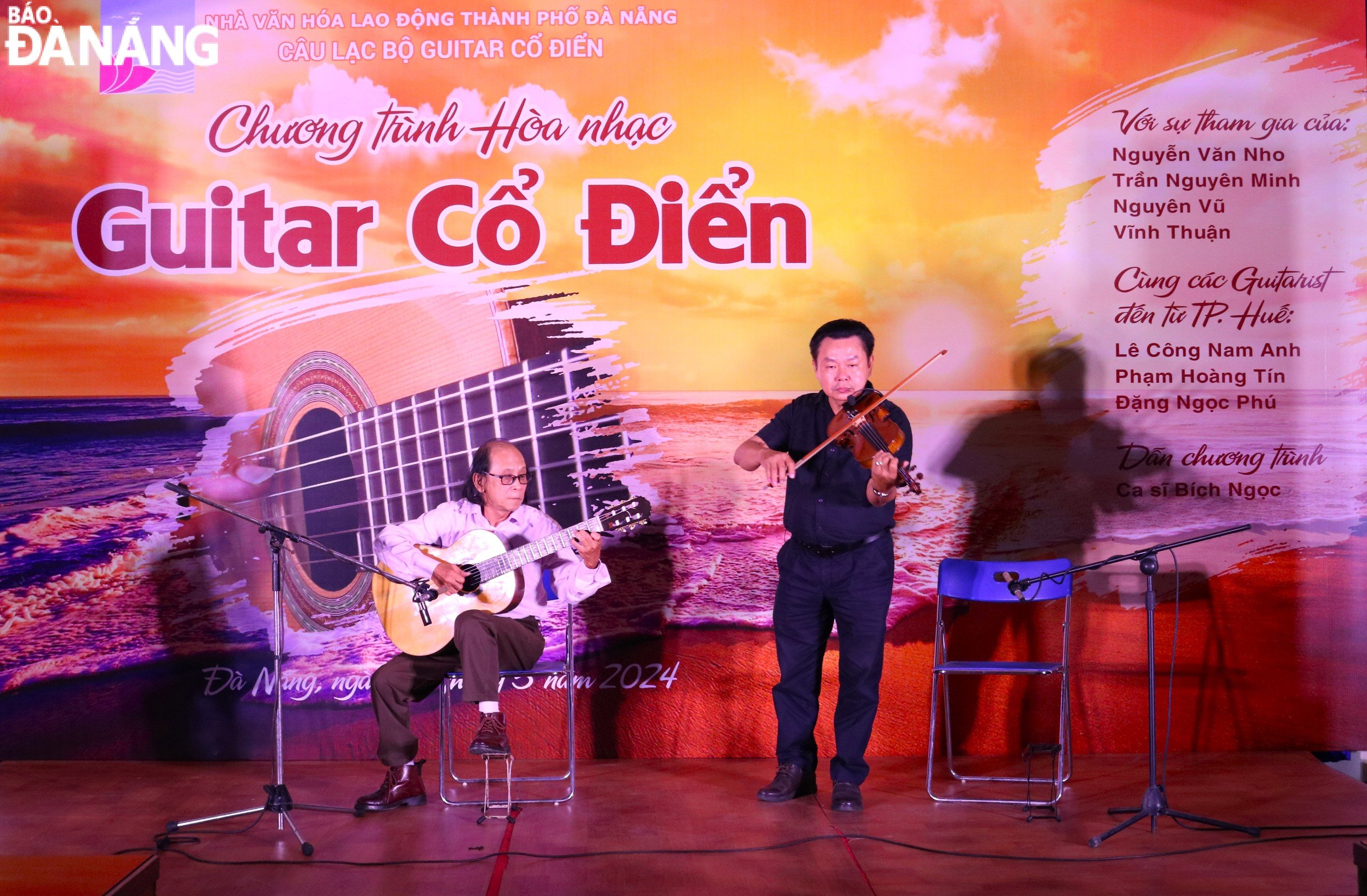 Tiết mục song tấu “Serenade” do hai nghệ sĩ Vĩnh Thuận (bên phải) và Đặng Ngọc Phú Hòa (bên trái) biểu diễn. Ảnh: N.Q